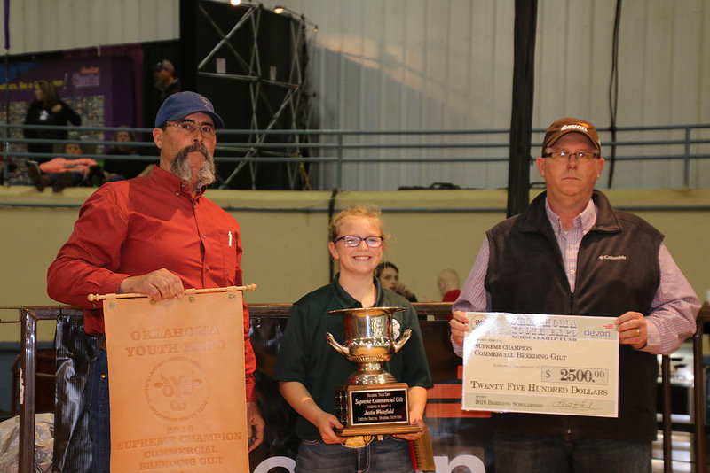 Sierra Weathers of Hinton 4-H Shows Supreme Commercial Gilt at 2016 OYE