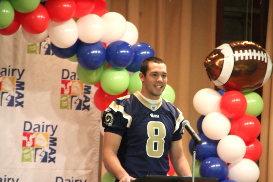 Dairymax Scores a Touchdown for Dairy Farmers with Fuel Up to Play 60 with Local Pep Rally.