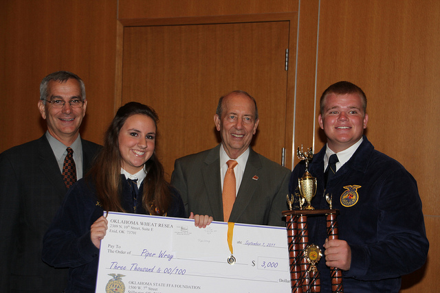 Piper Wray of Lomega FFA Wins Oklahoma Wheat Show for Second Year in a Row