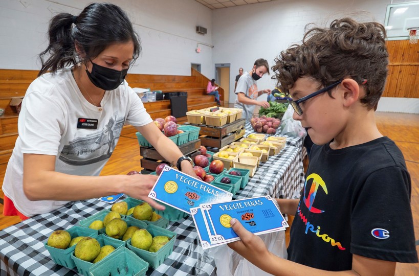 Mobile Farmers Market Helps Youth Learn About Nutrition