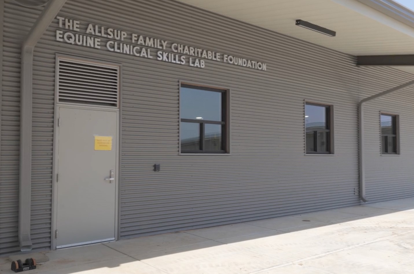 Texas Tech School of Veterinary Medicine Unveils New Name of Its Equine Clinical Skills Lab 